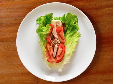 Keto menüsü, peynir ve kızarmış domuz salatası. 