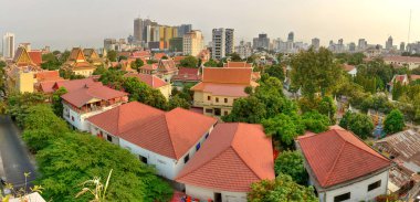 Şehir merkezinde güneşli bir günde, çatıdan manzara...