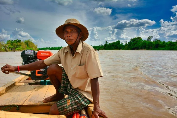 Mekong Nehri Kamboçya Güneşli Bir Günde Bir Nehir Teknesinde Balıkçı — Stok fotoğraf