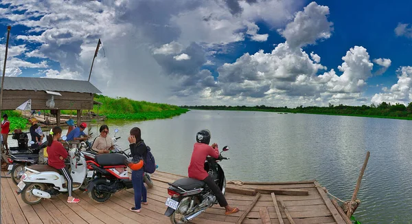Phnom Penh Kambodža Auta Motocykly Lidé Trajektu Přes Řeku Mekong — Stock fotografie
