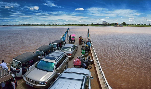 Phnom Penh Kamboçya Arabalar Motosikletler Mekong Nehrinden Geçen Bir Feribottaki — Stok fotoğraf