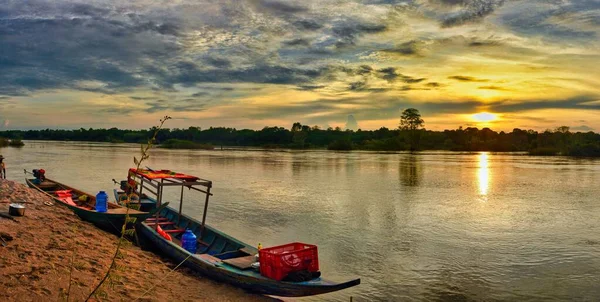Vahşi Mekong Nehir Kenarında Gün Batımında — Stok fotoğraf