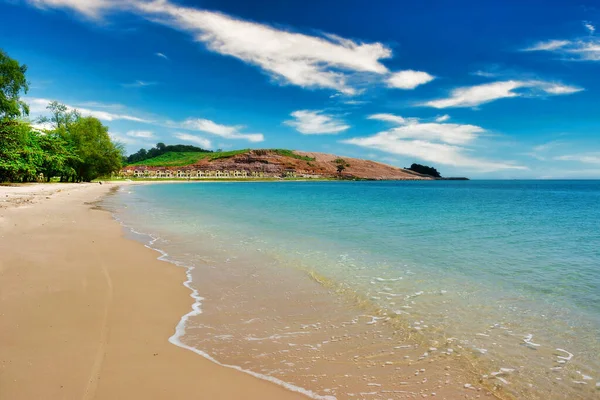 Leerer Tropischer Strand Einem Sonnigen Tag Türkisfarbenes Wasser — Stockfoto