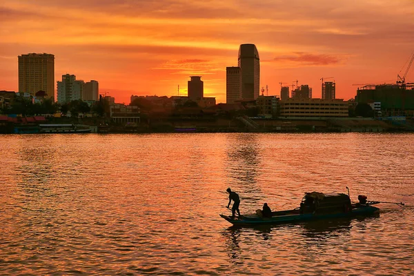 Balıkçılar Günbatımında Şehrin Nehir Kıyısında Övünürler — Stok fotoğraf