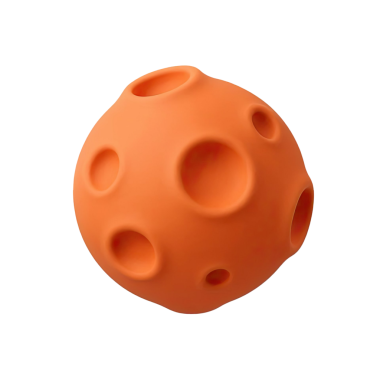 Beyaz arka planda izole edilmiş, köpek oyuncağı olarak tasarlanmış delikleri olan turuncu kauçuk topun yakın çekimi..