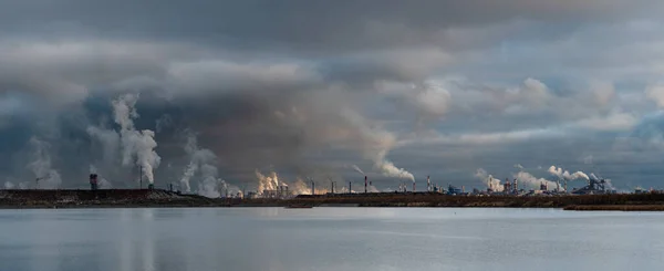 Fabrikadan duman çıkıyor.