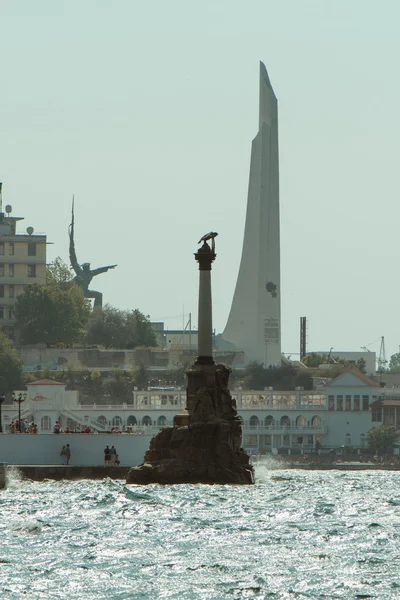 Памятник разгромленным военным кораблям. Севастополь — стоковое фото