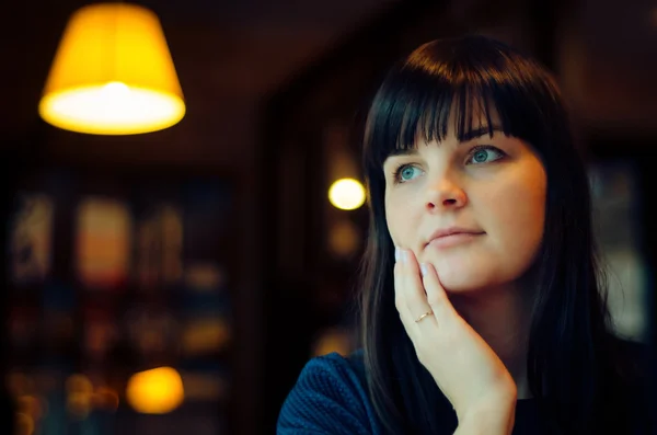 Porträt einer Frau im Café — Stockfoto