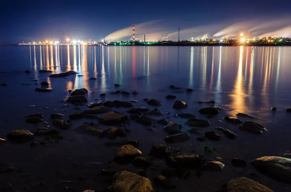 Paisagem noturna de planta metalúrgica — Fotografia de Stock