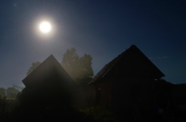 Ay ışığında kulübeler