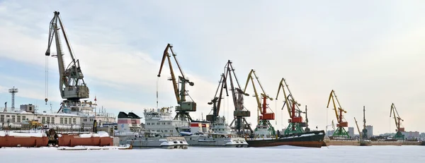 Panorama des überwinternden Flusshafens. Russisch — Stockfoto