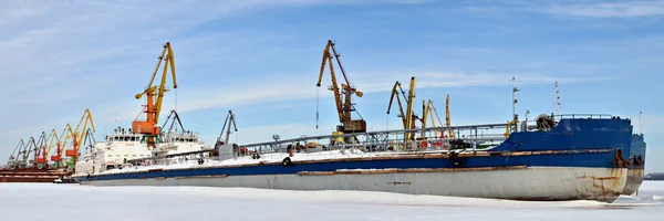 Корабль зимует в речном порту. Русский — стоковое фото