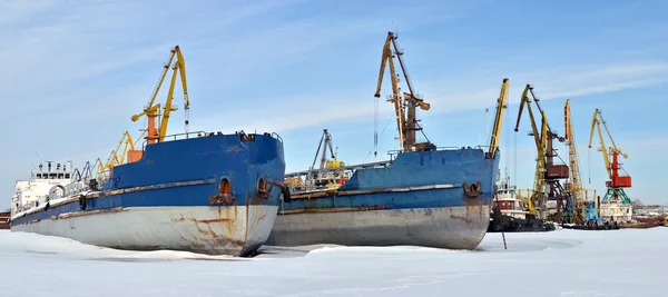 Корабли зимуют в речном порту. Русский — стоковое фото