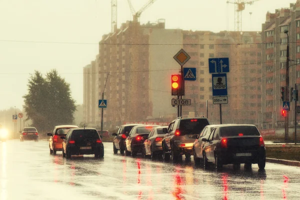 Voitures dans la rue sous la pluie Photos De Stock Libres De Droits