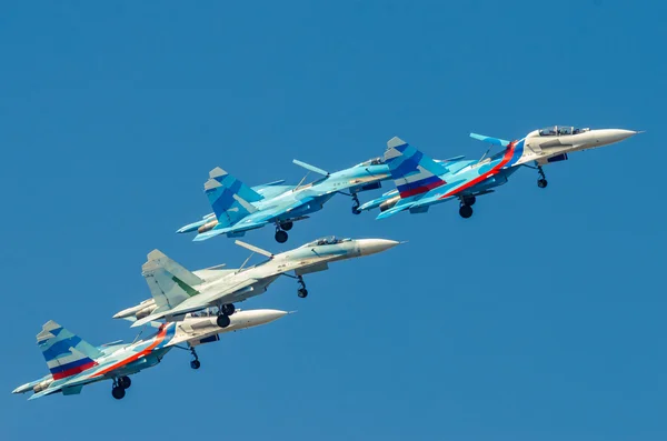 İniş takımı gökyüzünde dört savaşçıları