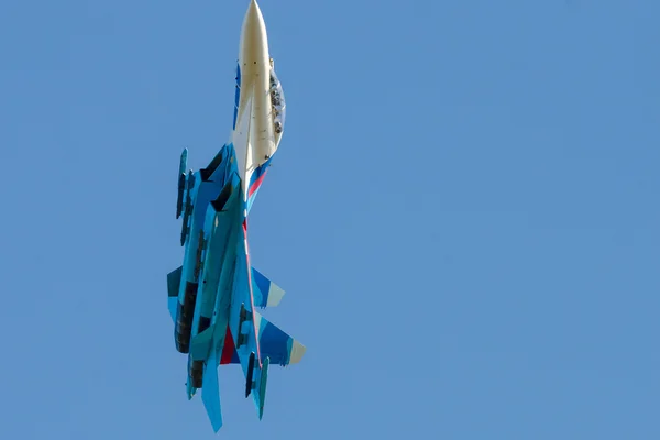 Синій боєць літає вгору — стокове фото