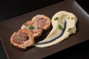 Kereviz püresiyle pişirilmiş tavşan ve domuz eti.
