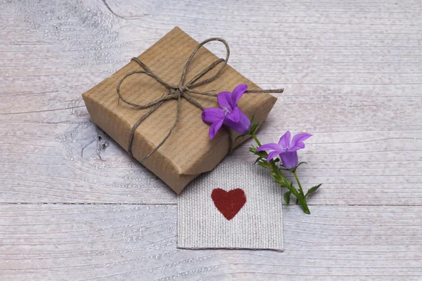 Sorpresa con regalo y flor — Foto de Stock