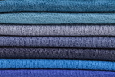 Mavi ve turkuaz forma yığını