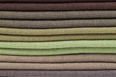 Yeşil ve kahverengi gömlek yığını