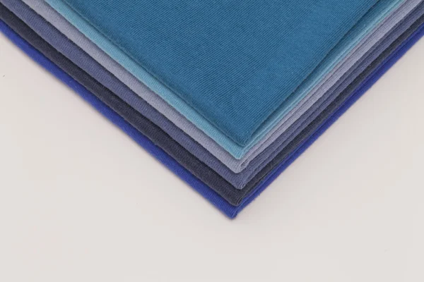 Bir yığın mavi gömlek