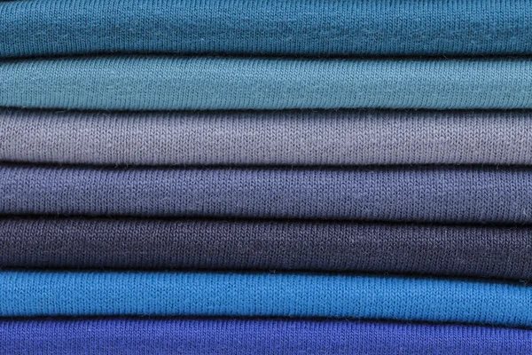 Stack av blå och turkosa tröjor — Stockfoto