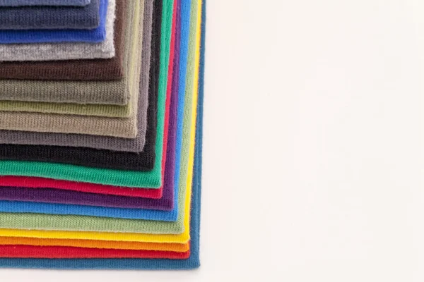 Bir yığın fazladan boşluk ile renkli gömlek