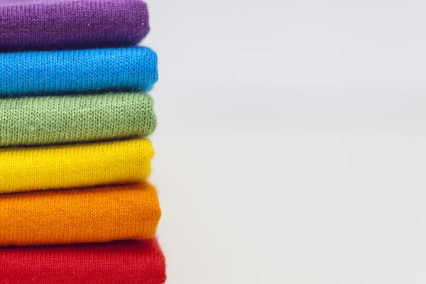 Una pila di camicie colorate con spazio per testo o logo extra — Foto Stock