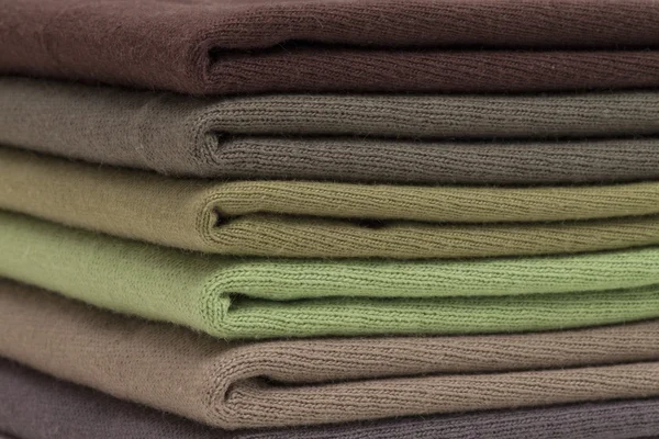 Braune und grüne Hemden — Stockfoto