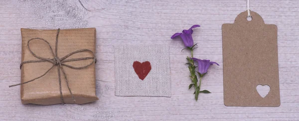 Hediye, kalp ve çiçek