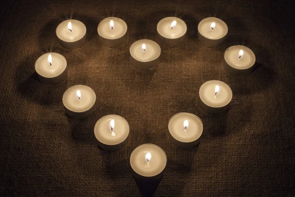 Bir kalp mumlar yapılan