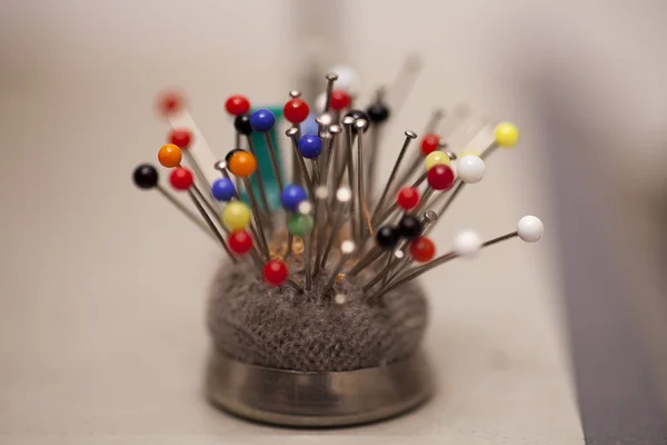 Renkli iğne ile delik deşik