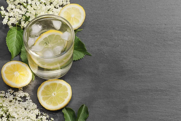 Un bicchiere di limonata di sambuco fresca Foto Stock