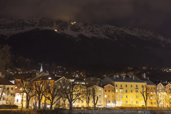 Şehir geceleri dağlarda