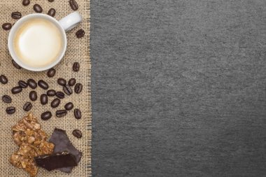 Tatlılar ve kahve çekirdekleri ve ücretsiz sp ile lezzetli espresso macciato