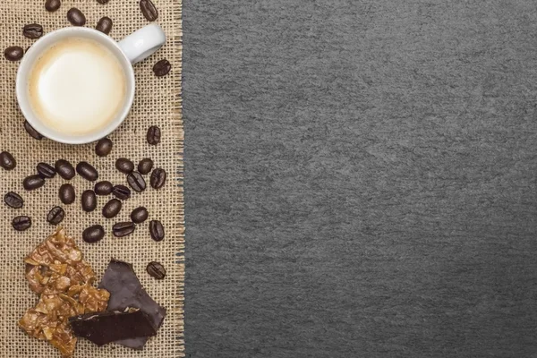 Tatlılar ve kahve çekirdekleri ve ücretsiz sp ile lezzetli espresso macciato