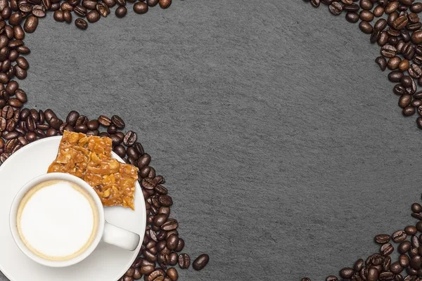 Kahve tarafından çevrili