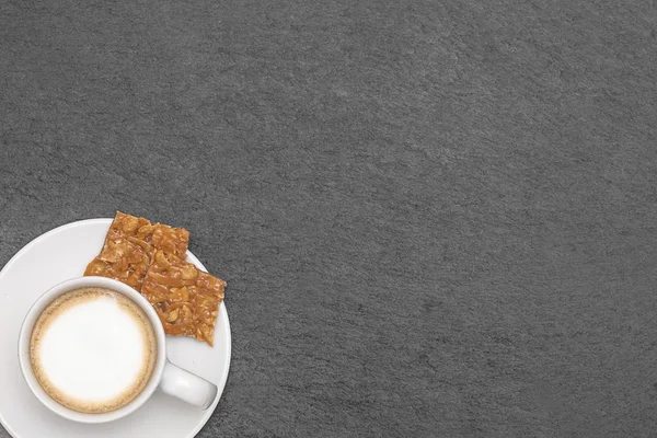 Lezzetli kahve ve tatlılar Antrasit arka plan üzerinde