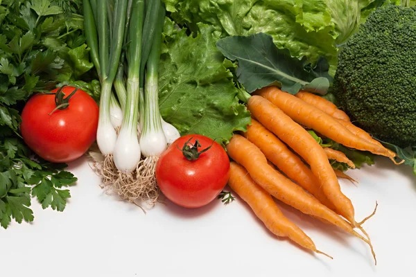 Beyaz arka planda taze sebzeler