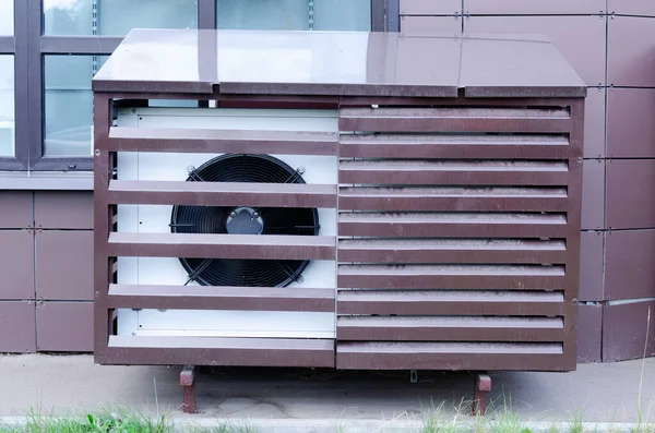Klasik bölmeli klima sistemi işte. Tuğla duvara dışarıdan yerleştirilmiş bir ünite