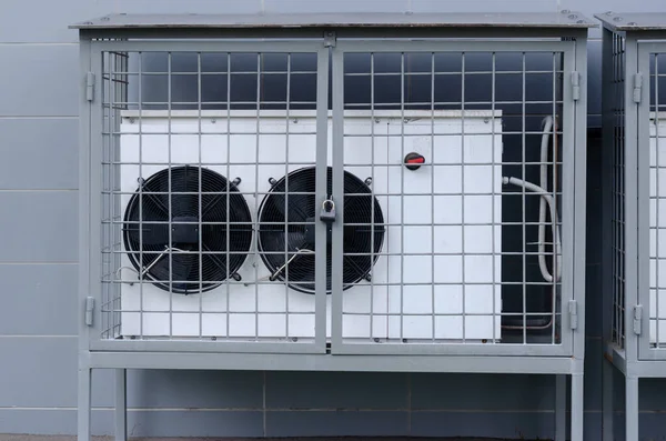 Klasik bölmeli klima sistemi işte. Tuğla duvara dışarıdan yerleştirilmiş bir ünite