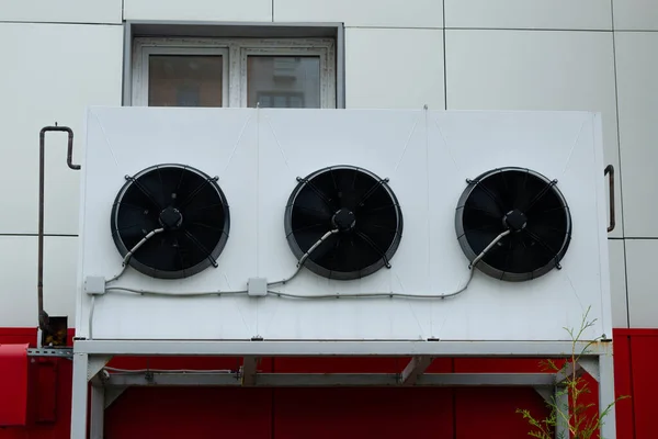 Klasik bölmeli klima sistemi işte. Tuğla duvara dışarıdan yerleştirilmiş bir ünite