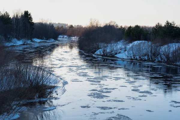 Nehirde buz sürükleniyor.