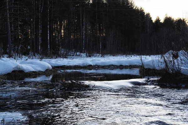 Nehirde buz sürükleniyor.