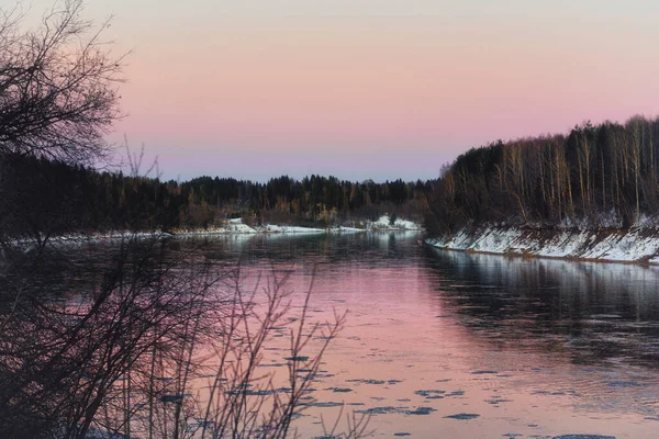 Günbatımında buz nehri