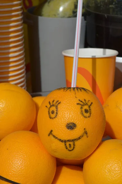 Şirin gülümseyen mutlu portakal, limonata, meyve suyu karakteri konsepti.