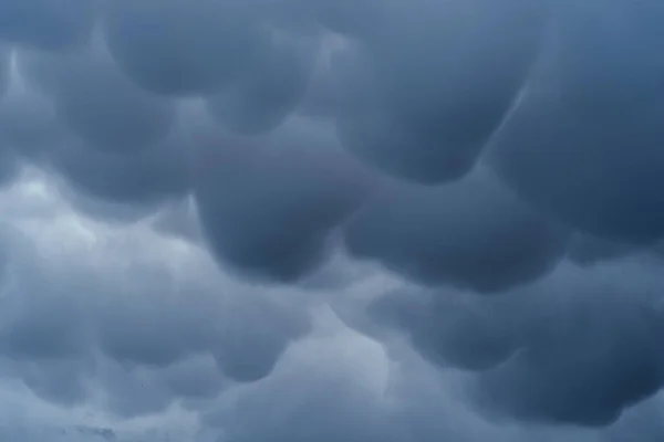 Mammatus clouds timelapse on the sky. landscape. soft focus — Stok fotoğraf