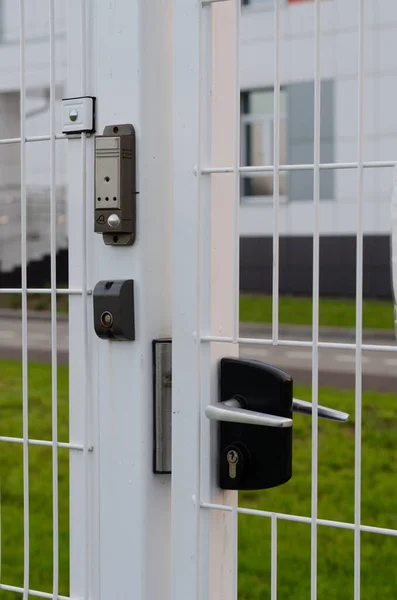 Girişteki metal kapıya bir düğme ve video kamera yerleştirilmiş.