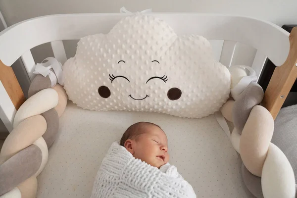 Memnun oldum. Yatakta yatıp uyurken beyaz battaniyeye sarılı sevimli yeni doğmuş bebek. Mutlu çocukluk kavramı. Stok fotoğrafı