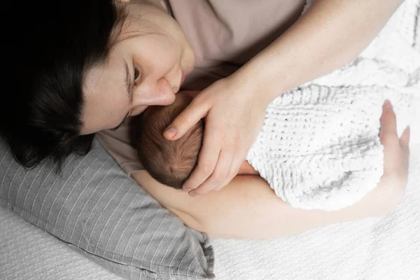 Çok tatlıydı. Yeni doğmuş bir bebeğin portre görüntüsü. Yatakta annesiyle birlikte yatarken birlikte vakit geçiriyorlar. Stok fotoğrafı